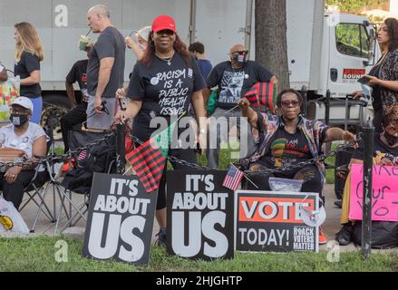 WASHINGTON, D.C., 28. August 2021: Während des Marsches für Washington und die Stimmrechte werden Demonstranten gesehen. Stockfoto