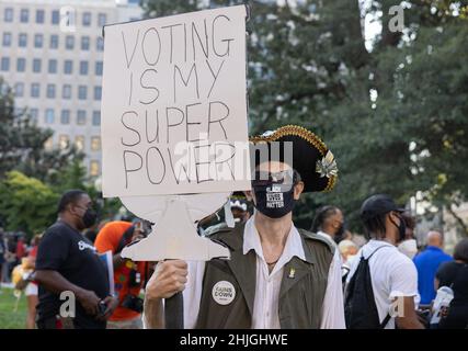 WASHINGTON, D.C., 28. August 2021: Während des Marsches für Washington und die Stimmrechte werden Demonstranten gesehen. Stockfoto