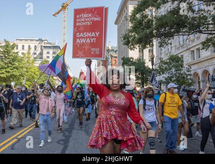 WASHINGTON, D.C., 28. August 2021: Während des Marsches für Washington und die Stimmrechte werden Demonstranten gesehen. Stockfoto