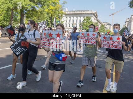 WASHINGTON, D.C., 28. August 2021: Während des Marsches für Washington und die Stimmrechte werden Demonstranten gesehen. Stockfoto