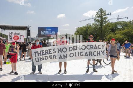 WASHINGTON, D.C., 28. August 2021: Während des Marsches für Washington und die Stimmrechte werden Demonstranten gesehen. Stockfoto