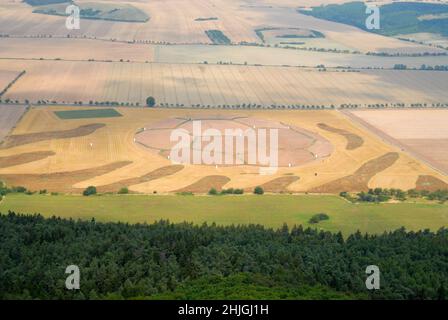 Ein Kornkreis in Form eines riesigen Fußballs wurde auf einem Kornfeld hergestellt Stockfoto
