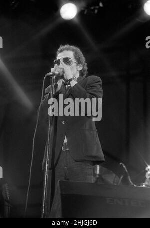 Der englische Musiker Graham Parker tritt beim Reading Festival 1977 in England auf. Stockfoto