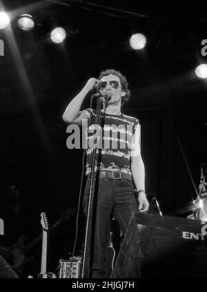 Der englische Musiker Graham Parker tritt beim Reading Festival 1977 in England auf. Stockfoto