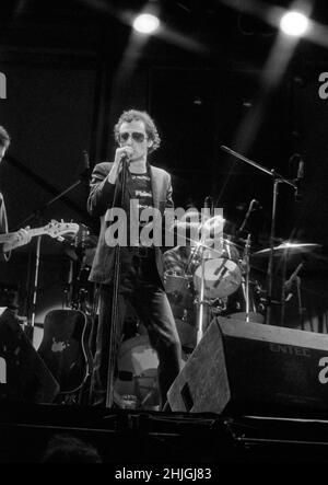 Der englische Musiker Graham Parker tritt beim Reading Festival 1977 in England auf. Stockfoto