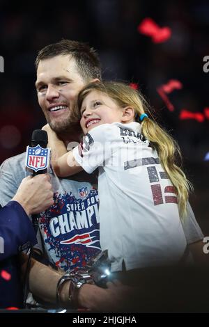 Atlanta, USA. 03rd. Februar 2019. New England Patriots Quarterback Tom Brady #12 feiert mit seiner Tochter Vivian Lake Brady während des Nachspiels des Super Bowl LIII am 3. Februar 2019 im Mercedes-Benz Stadium in Atlanta, Georgia. (Foto von Anthony Behar/Sipa USA) Quelle: SIPA USA/Alamy Live News Stockfoto