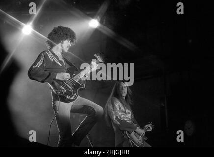 Phil Lynott und Scott Gorham treten beim Reading Festival 1977 in England auf. Stockfoto