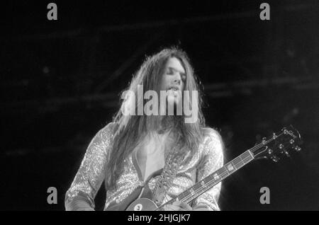 Der amerikanische Gitarrist Scott Gorham Scott Gorham tritt mit Thin Lizzy beim Reading Festival 1977 in England auf. Stockfoto