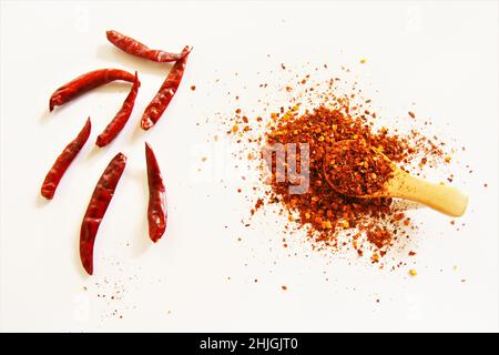 Getrockneter Chili-Pfeffer mit Holzlöffel Chili Power Foto isolieren auf weißem Hintergrund Draufsicht Stockfoto