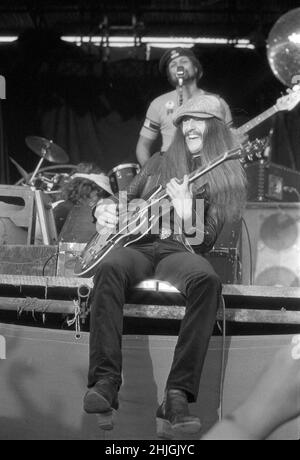 Der amerikanische Gitarrist Patrick Simmons tritt mit den Doobie Brothers beim Reading Festival 1977 in England auf. Stockfoto