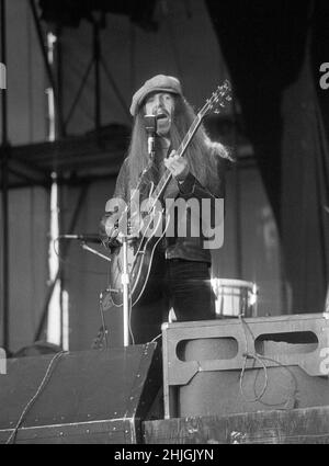 Der amerikanische Gitarrist Patrick Simmons tritt mit den Doobie Brothers beim Reading Festival 1977 in England auf. Stockfoto