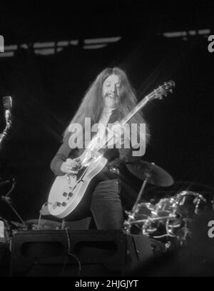 Der amerikanische Gitarrist Patrick Simmons tritt mit den Doobie Brothers beim Reading Festival 1977 in England auf. Stockfoto