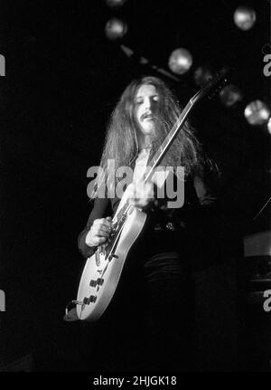 Der amerikanische Gitarrist Patrick Simmons tritt mit den Doobie Brothers beim Reading Festival 1977 in England auf. Stockfoto