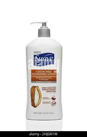 IRVINE, KALIFORNIEN - 29. JAN 2022: Eine Pumpflasche mit Suave Cocoa Shea Nourishing Lotion. Stockfoto