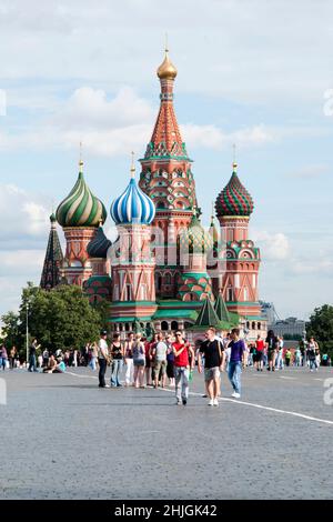 Moskau, Russland; 08012022: Viele Touristen rund um die Basilius-Kathedrale auf dem Roten Platz. Schöner Sommertag. Stockfoto