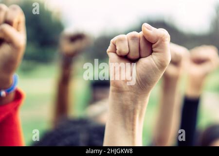 Nahaufnahme der geballten Faust einer Frau, die aus Protest für den Feminismus erhoben wurde Stockfoto