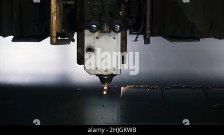 Lasermaschine Schneiden von Blech. Clip. Funken fliegen vom Laser durch automatisches Schneiden CNC, SPS-Maschine. Stockfoto