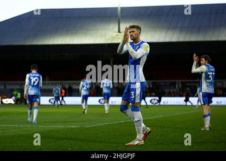 NEWPORT, GROSSBRITANNIEN. JAN 29th Patrick Brough von Barrow AFC applaudiert den Fans während des Sky Bet League 2-Spiels zwischen Newport County und Barrow bei der Rodney Parade, Newport, am Samstag, 29th. Januar 2022. (Kredit: Kieran Riley | MI Nachrichten) Kredit: MI Nachrichten & Sport /Alamy Live Nachrichten Stockfoto