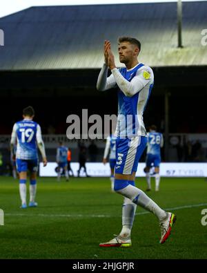 NEWPORT, GROSSBRITANNIEN. JAN 29th Patrick Brough von Barrow AFC applaudiert den Fans während des Sky Bet League 2-Spiels zwischen Newport County und Barrow bei der Rodney Parade, Newport, am Samstag, 29th. Januar 2022. (Kredit: Kieran Riley | MI Nachrichten) Kredit: MI Nachrichten & Sport /Alamy Live Nachrichten Stockfoto