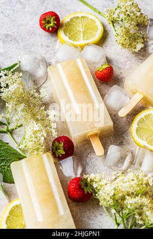 Hausgemachte Zitrone Holunderflower-Eiszapfen Stockfoto