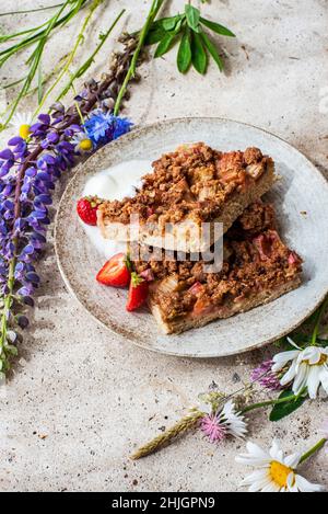 Scheiben Rhabarber Streusel-Kuchen Stockfoto