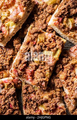 Scheiben Rhabarber Streusel-Kuchen Stockfoto