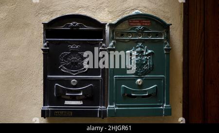 Alte Mailbox an der Wand. Aktion. Vintage-Mailboxen in Europa. Postfach. Zwei Metall-Mailboxen. Stockfoto