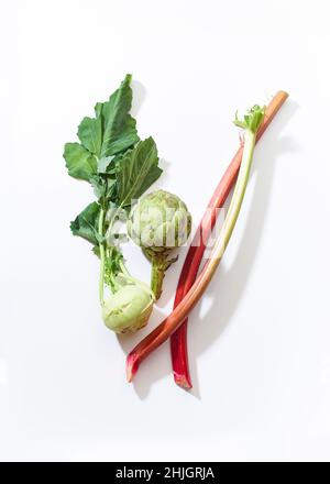 Flacher Lay mit veganen Zutaten: Kohlrabi, Rhabarber und Artischocken. Stockfoto