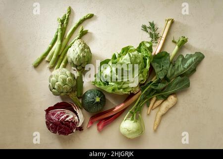 Draufsicht mit veganen Zutaten: Salat und frisches Gemüse Stockfoto