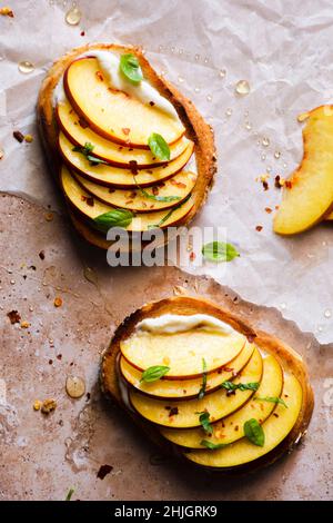 Sommerliche Frühstückstöstungen mit Pfirsichen Stockfoto