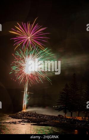 Wunderschöne 2022 Australia Day Firewoks vom Scarborough Beach auf der Redcliffe Peninsula, Australien Stockfoto