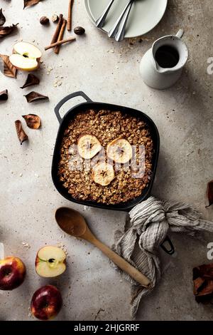 Blick von oben auf das gebackene Apfeldessert in einer gusseisernen Pfanne Stockfoto