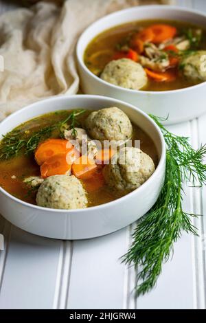 Matzoh-Kugelsuppe auf einer Tischplatte Stockfoto