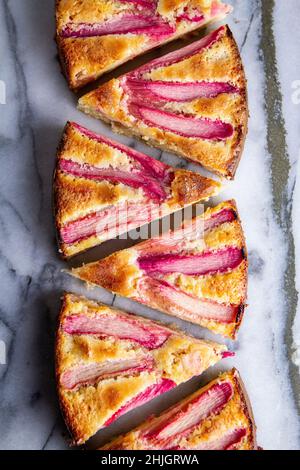 Rhabarberkuchenscheiben auf Marmor Stockfoto