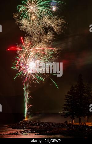 Wunderschöne 2022 Australia Day Firewoks vom Scarborough Beach auf der Redcliffe Peninsula, Australien Stockfoto