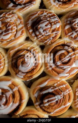 Zimtschnecken mit beträuflichem Eis Stockfoto