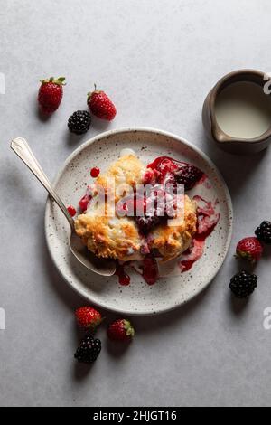 Beerenpflaster mit Creme auf einer Keramikplatte Stockfoto
