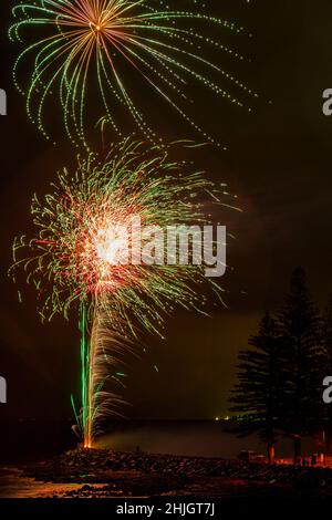 Wunderschöne 2022 Australia Day Firewoks vom Scarborough Beach auf der Redcliffe Peninsula, Australien Stockfoto