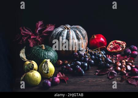 Herbststill-Leben produzieren auf einem dunklen hölzernen Hintergrund Stockfoto