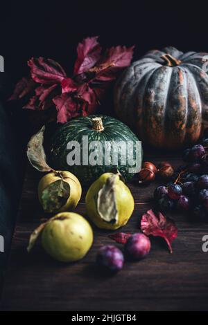 Herbststill-Leben produzieren auf einem dunklen hölzernen Hintergrund Stockfoto