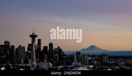 Panoramablick auf den Kerry Park, der am Abend von Bergen umgeben ist, in Seattle, Washington Stockfoto