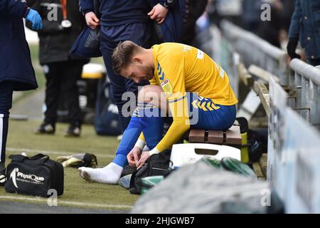 OLDHAM, GROSSBRITANNIEN. JAN 29th Danny Rogers von Oldham Athletic (Torwart) während des Spiels der Sky Bet League 2 zwischen Oldham Athletic und Rochdale im Boundary Park, Oldham, am Samstag, 29th. Januar 2022. (Kredit: Eddie Garvey | MI Nachrichten) Kredit: MI Nachrichten & Sport /Alamy Live Nachrichten Stockfoto