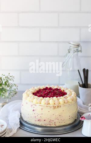 Biskuitkuchen mit Himbeer-Lagenlook und Vanillefrosting Stockfoto