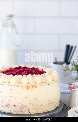 Biskuitkuchen mit Himbeer-Lagenlook und Vanillefrosting Stockfoto