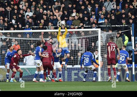 OLDHAM, GROSSBRITANNIEN. JAN 29th Danny Rogers (Torwart) von Oldham Athletic spart während des Spiels der Sky Bet League 2 zwischen Oldham Athletic und Rochdale am Samstag, 29th. Januar 2022, im Boundary Park, Oldham. (Kredit: Eddie Garvey | MI Nachrichten) Kredit: MI Nachrichten & Sport /Alamy Live Nachrichten Stockfoto