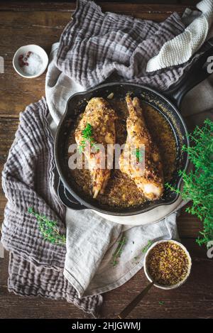 Kaninchen mit Senf, gekocht in einer Pfanne Stockfoto