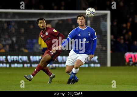 OLDHAM, GROSSBRITANNIEN. JAN 29th Harrison McGahey von Oldham Athletic tuselt mit Tahvon Campbell von Rochdale während des Sky Bet League 2-Spiels zwischen Oldham Athletic und Rochdale im Boundary Park, Oldham am Samstag, dem 29th. Januar 2022. (Kredit: Eddie Garvey | MI Nachrichten) Kredit: MI Nachrichten & Sport /Alamy Live Nachrichten Stockfoto