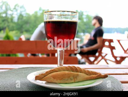 Traditionelles litauisches Gebäck Kibinai und ein Glas Bier. Essen beliebt bei der ethnischen Minderheit der Karaiten in Trakai, Litauen. Stockfoto