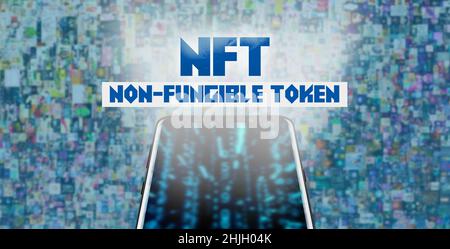 NFT nicht-fungible Token Hologramm auf mobilen Bildschirm Konzept von CryptoArt und Technologie Stockfoto