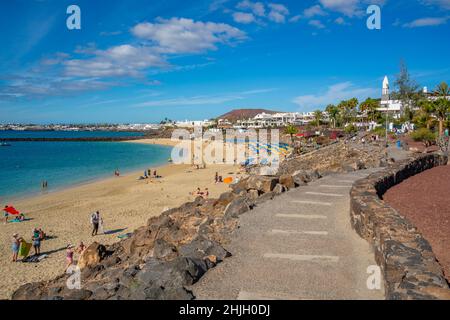 Blick auf das Hotel mit Blick auf Playa Dorada Beach, Playa Blanca, Lanzarote, Kanarische Inseln, Spanien, Atlantik, Europa Stockfoto